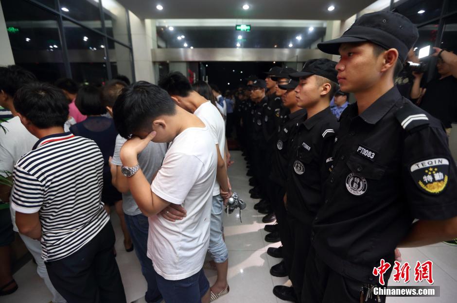 7月24日晚,南京警方將抓獲的以福建、江西、河南、湖北、黑龍江等多個(gè)外省市的涉及傳銷(xiāo)人員集中帶回。