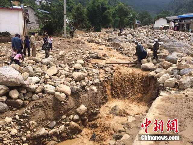 7月28日,云南省保山市隆陽(yáng)區(qū)瓦房鄉(xiāng)喜坪村上坪小組發(fā)生山洪災(zāi)害,造成3戶(hù)人家9人被沖走。