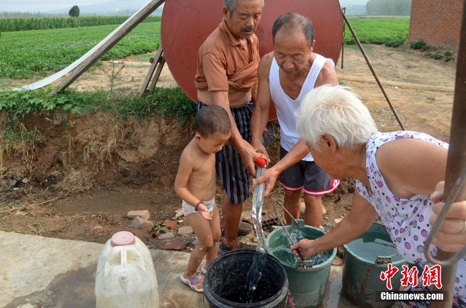 逾1200位村民只能依靠當(dāng)?shù)厮块T新打的一口深80米的機(jī)井取水飲用。