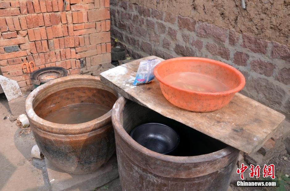 每天排隊(duì)取水，廢水循環(huán)使用已成為該村老少的生活習(xí)慣。