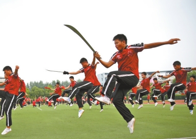 7月1日學(xué)員乘坐20多輛大巴奔赴南京適應(yīng)場(chǎng)地和排練節(jié)目,每天武術(shù)基本功訓(xùn)練必不可少。