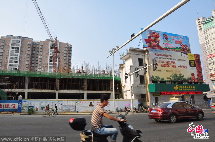 營業(yè)網(wǎng)點周圍也都在開發(fā)建設(shè),唯有這座三層小樓極為扎眼。