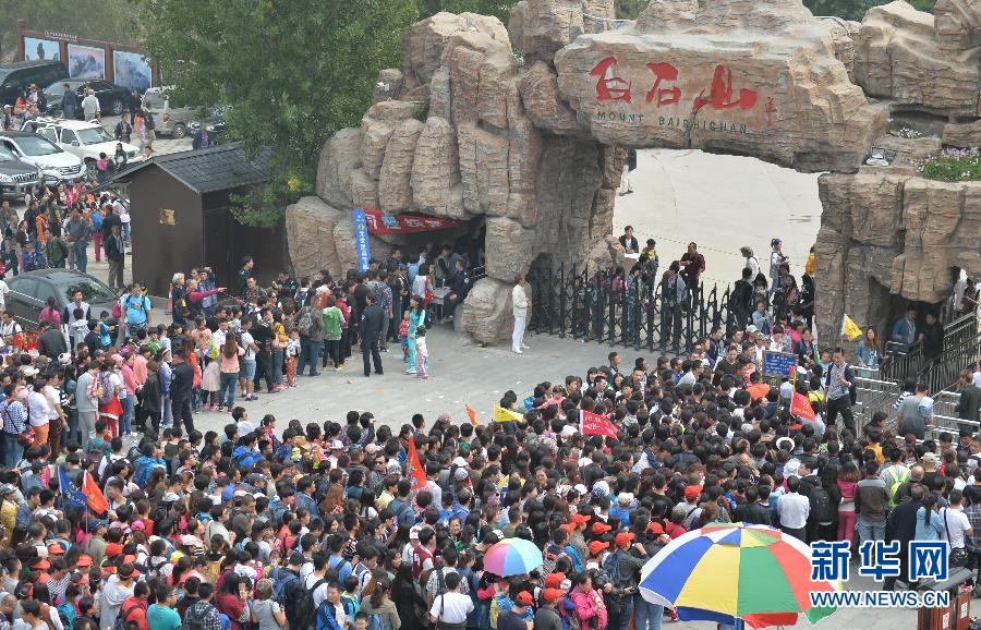  9月21日，大批游客在河北淶源白石山景區(qū)入口處排隊(duì)等候進(jìn)入。