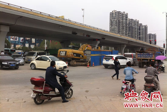 此次塌陷位于鄭州市西三環(huán)與中原路交叉口東側(cè)路西，對交通影響明顯。