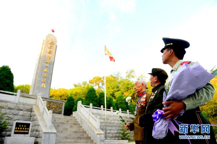 9月29日，在遼寧丹東抗美援朝烈士陵園，來(lái)自全國(guó)各地的革命老戰(zhàn)士及家屬向抗美援朝烈士紀(jì)念碑獻(xiàn)花。