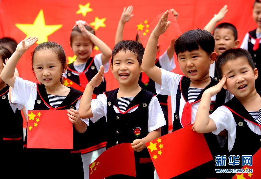  9月28日，安徽淮南市直機關(guān)幼兒園的小朋友在國旗前唱《國歌》，慶祝祖國65周歲生日。