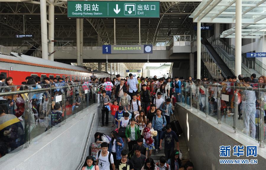 10月6日，抵達(dá)貴陽(yáng)火車站的旅客準(zhǔn)備出站。