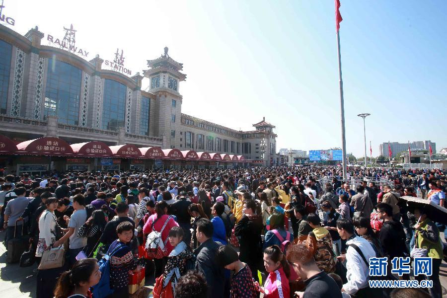  10月6日，在北京火車站，人們排隊(duì)進(jìn)站。