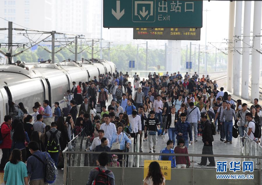 10月6日，無(wú)錫火車站站臺(tái)上人頭攢動(dòng)。