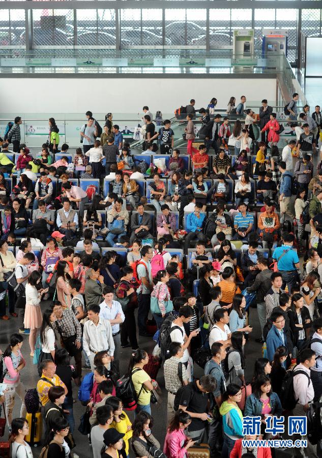10月6日，旅客在蘇州火車站候車大廳等候乘車。