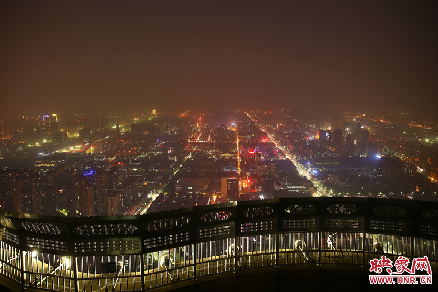 18：40鄭州沉浸在一片霧霾中，都市的燈光霧蒙蒙的，夜空看不到月亮的蹤跡。