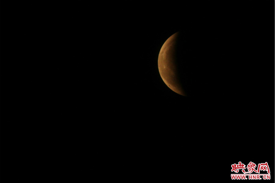 19：47夜風(fēng)吹散了霧霾，月亮漸露芳容。