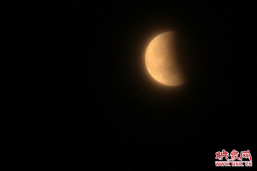20：11夜空依然能見度很低，月亮看起來總是霧蒙蒙的。