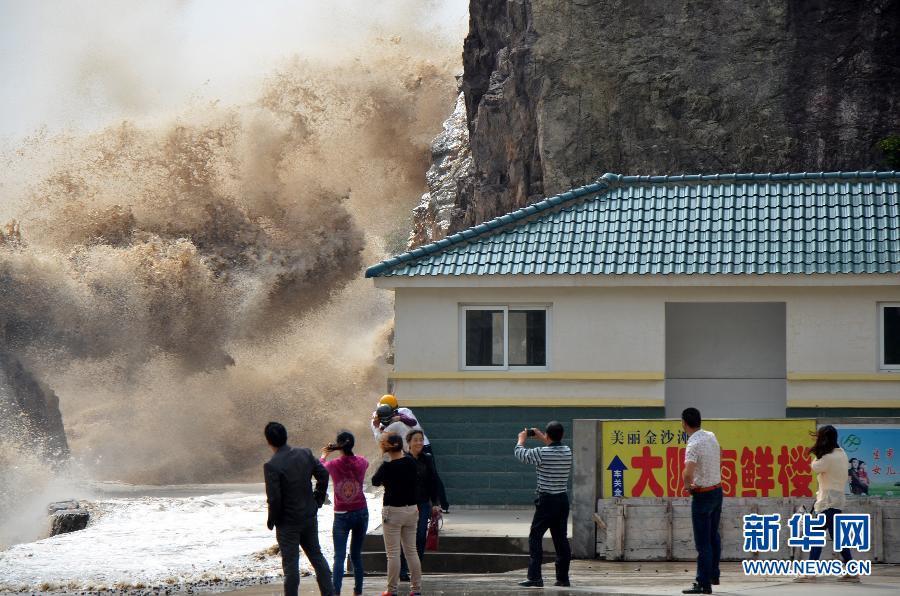 10月12日，浙江省溫嶺市石塘鎮(zhèn)海域出現(xiàn)大浪。