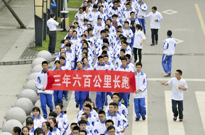 10月14日，成都七中萬達學校實行三年跑六百公里才能畢業(yè)，現(xiàn)場學生開始長跑。