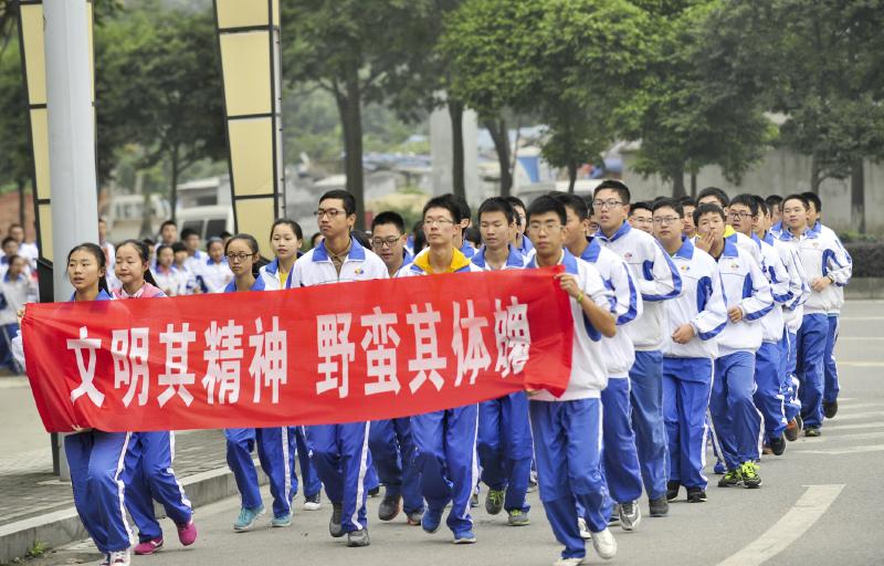 10月14日，成都七中萬達學校實行三年跑六百公里才能畢業(yè)，現(xiàn)場學生開始長跑。