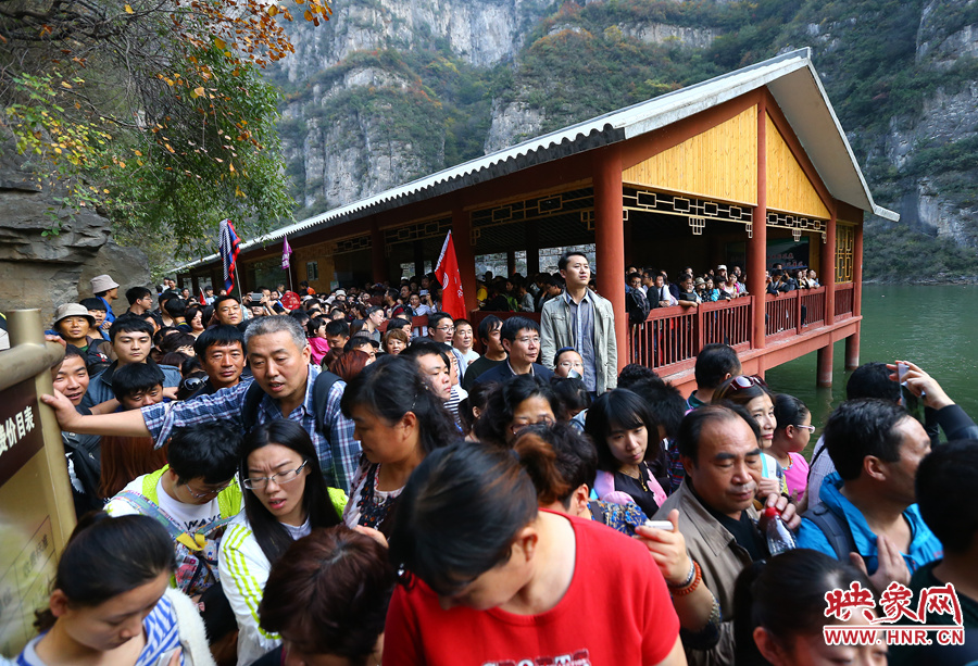 由于長時間擁擠不動，導(dǎo)致游客產(chǎn)生了焦躁的情緒