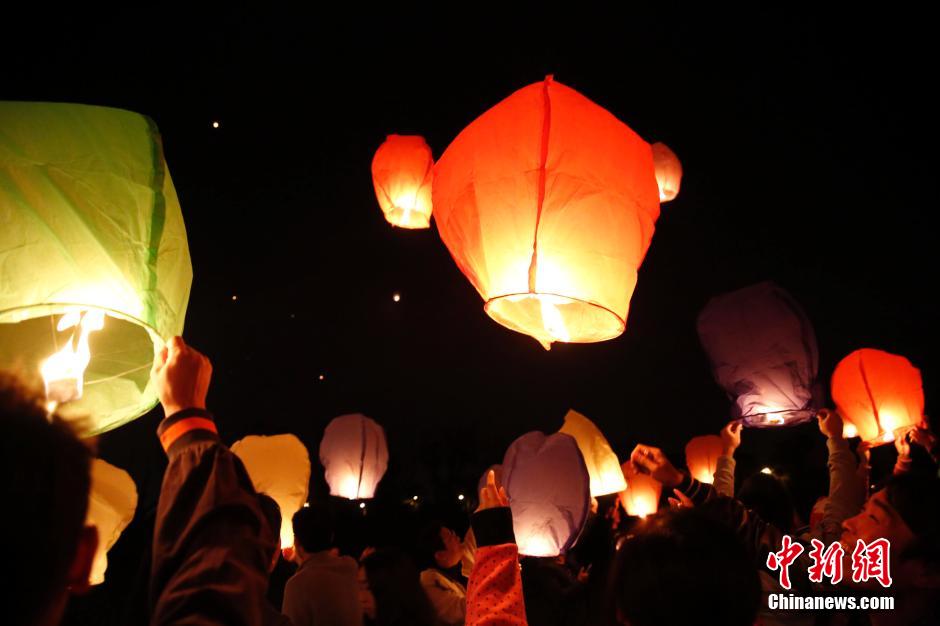 上海百名單身男女集體放飛孔明燈求“脫單” 上海百名單身男女集體放飛孔明燈求“脫單”