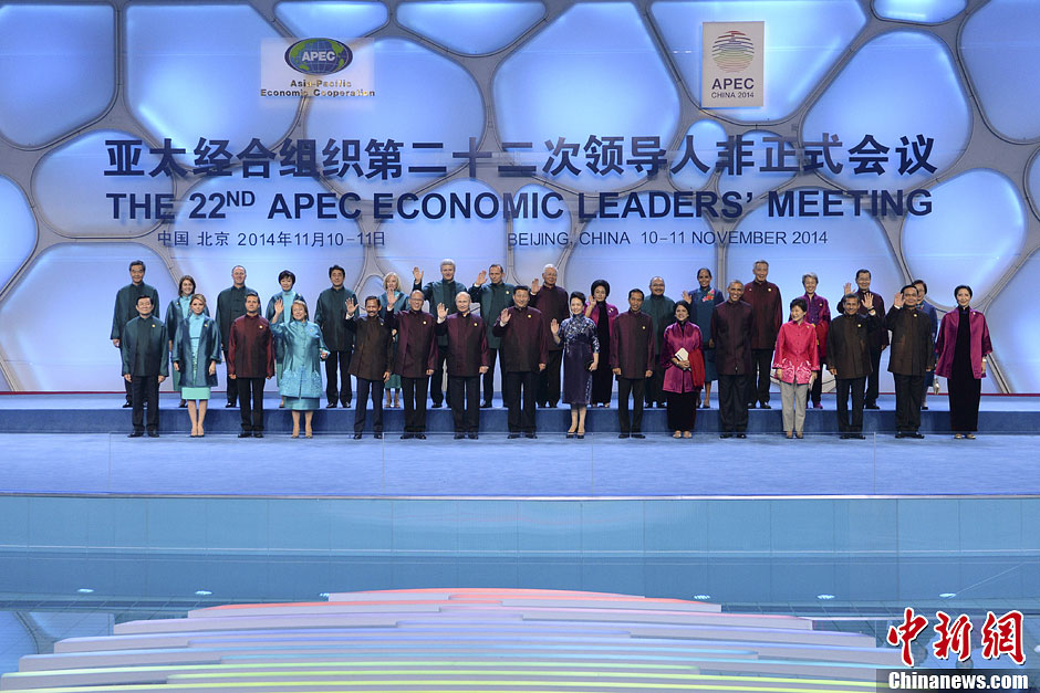 11月10日晚，中國國家主席習近平夫婦在北京水立方同APEC領導人夫婦集體合影。中新社發(fā) 廖攀 攝
