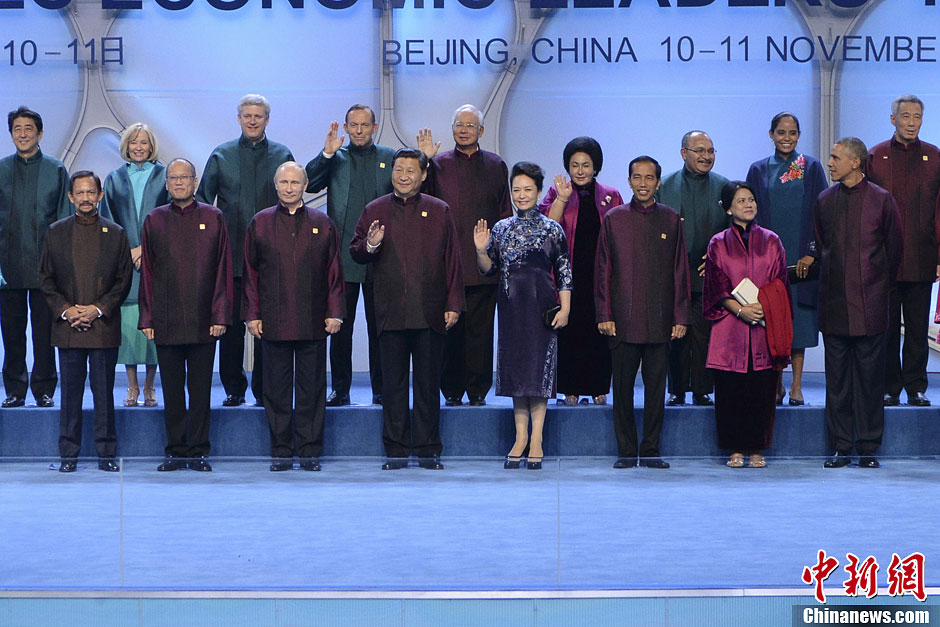 晚宴開始前，習近平和夫人彭麗媛與各經(jīng)濟體領導人夫婦集體合影。中新社發(fā) 廖攀 攝