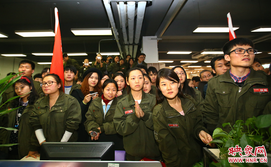 很多員工注視著屏幕上不斷攀升的銷售額，期望能創(chuàng)下新高