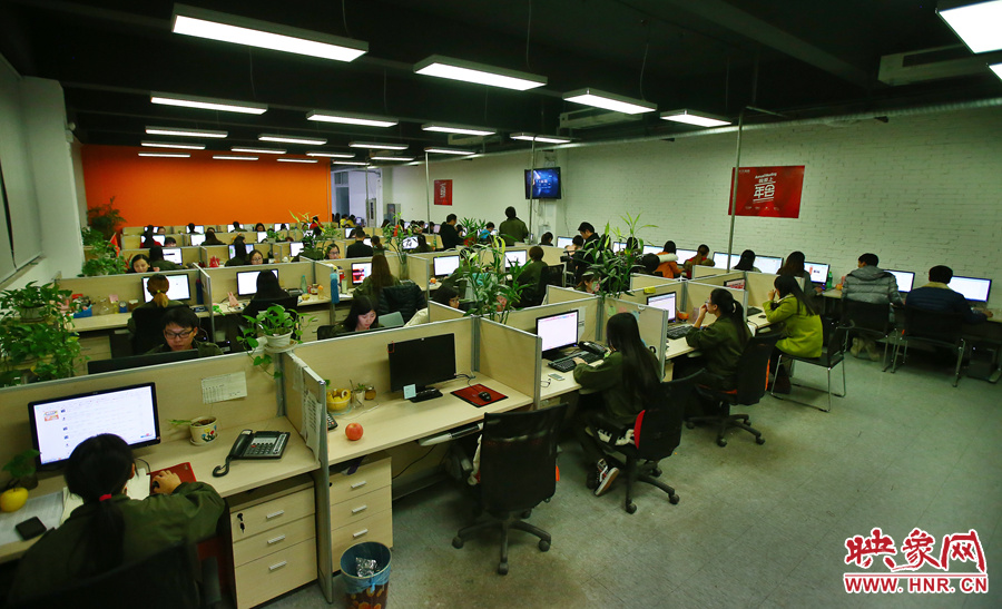 客服大廳內(nèi)，每天電腦前都坐著忙碌的客服人員