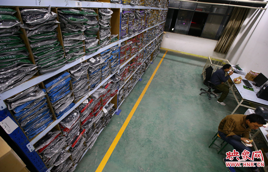 整齊擺放的貨物等待著清晨發(fā)往網(wǎng)購(gòu)者的手中