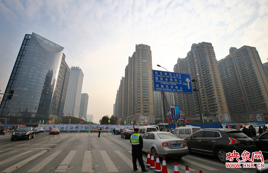 由于圍擋，汽車司機看不到對面的紅綠燈，車輛通行全靠交警現(xiàn)場指揮