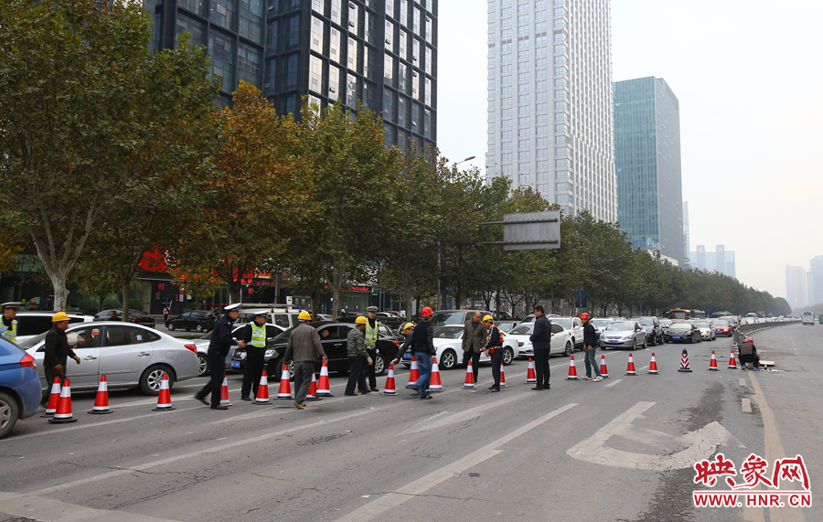 早上高峰期到來前，交警和工作人員設(shè)置道路引導(dǎo)警示樁