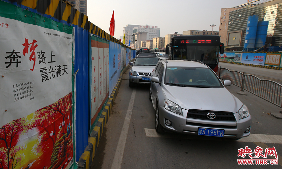 每條路的路口都壓縮成雙車道，大大減緩了汽車通行速度