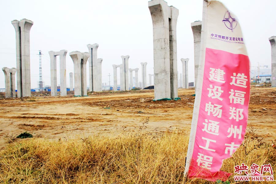 施工現(xiàn)場(chǎng)還插放著“建設(shè)暢通鄭州，造福鄭州市民”的條幅。