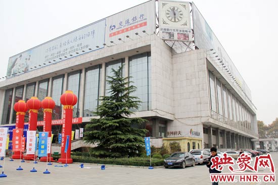 11月28日，記者從鄭州市政府獲悉，河南省人民會堂決定拆除違法存在10多年的巨型樓頂廣告。