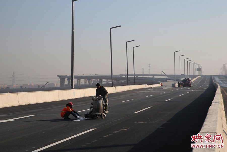 部門路段工人正在噴畫道路標線。