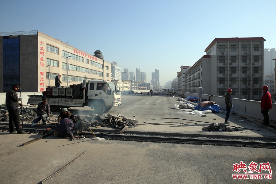 由西向東方向，嵩山南路出口以東，仍在緊張施工中。