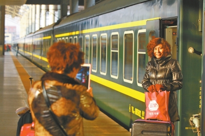 鄭州火車站又見綠皮車,車前留個影。