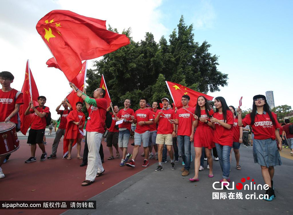 賽前中國(guó)球迷揮舞國(guó)旗進(jìn)場(chǎng)，為國(guó)足助威。