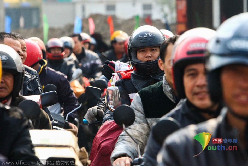 2015年2月10日，廣東佛山，順德龍山加油站為返鄉(xiāng)摩托車(chē)免費(fèi)加油。