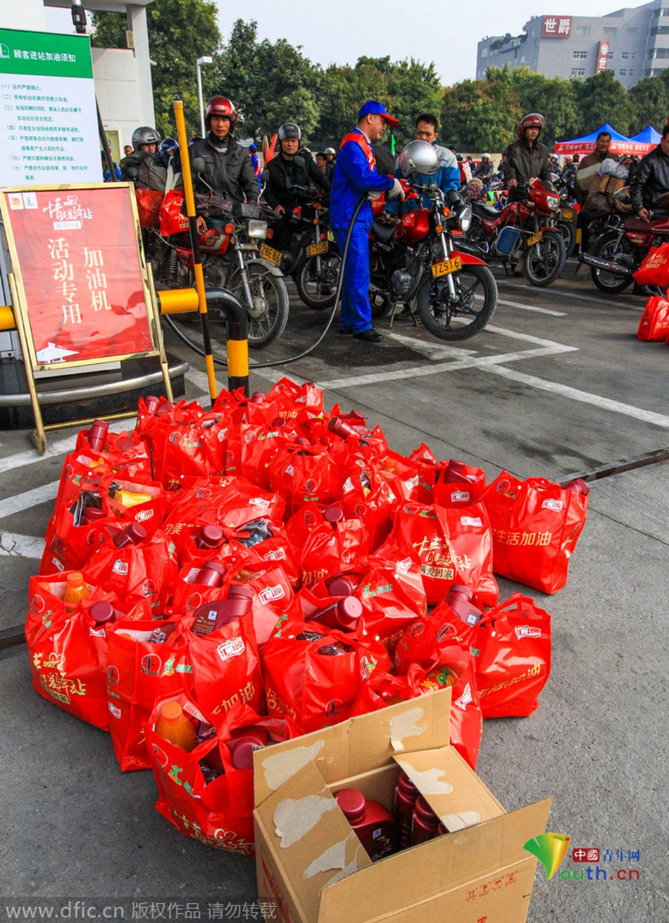 2015年2月10日，廣東佛山，順德龍山加油站為返鄉(xiāng)摩托車(chē)免費(fèi)加油。