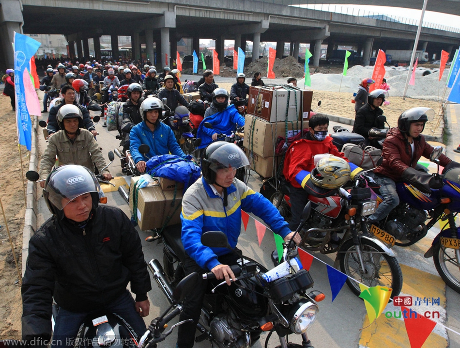 2015年2月10日，廣東佛山，順德龍山加油站為返鄉(xiāng)摩托車(chē)免費(fèi)加油。