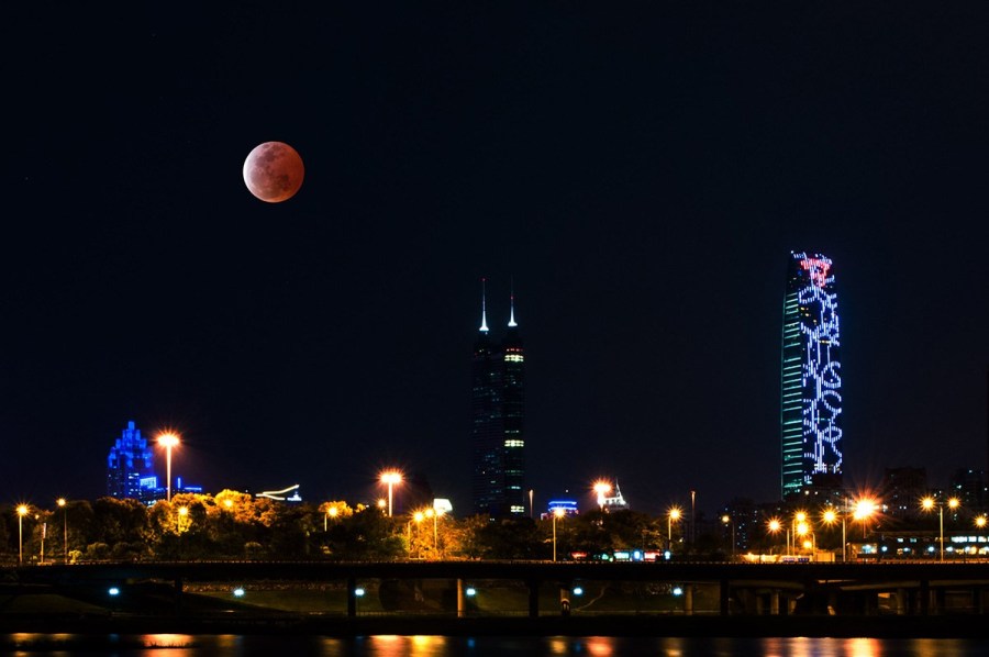 4月4日，深圳，月全食，一輪紅月亮現(xiàn)身夜空。（合成）鄧飛/CFP
