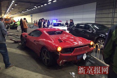 一輛蘭博基尼與一輛法拉利發(fā)生事故，現(xiàn)場狀況慘烈