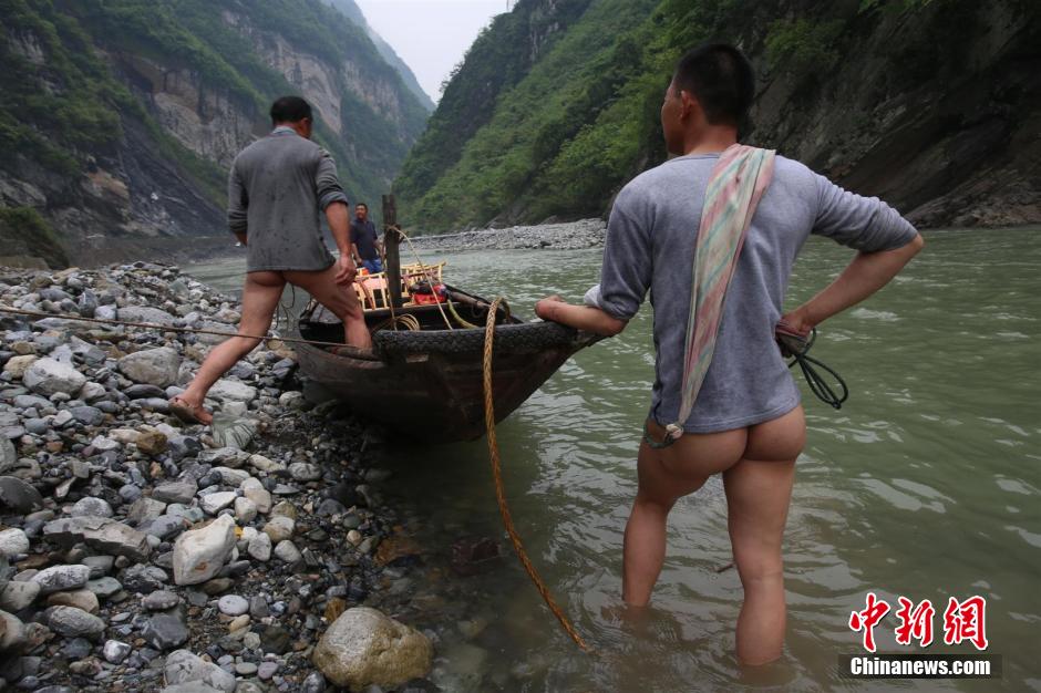 巴東神農(nóng)溪還保留著獨(dú)特的裸體纖夫拉纖景觀。