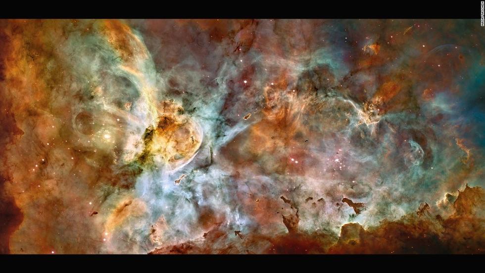這個(gè)大星系是小恒星的誕生地，預(yù)計(jì)其中有數(shù)顆質(zhì)量為太陽的50至100倍的恒星