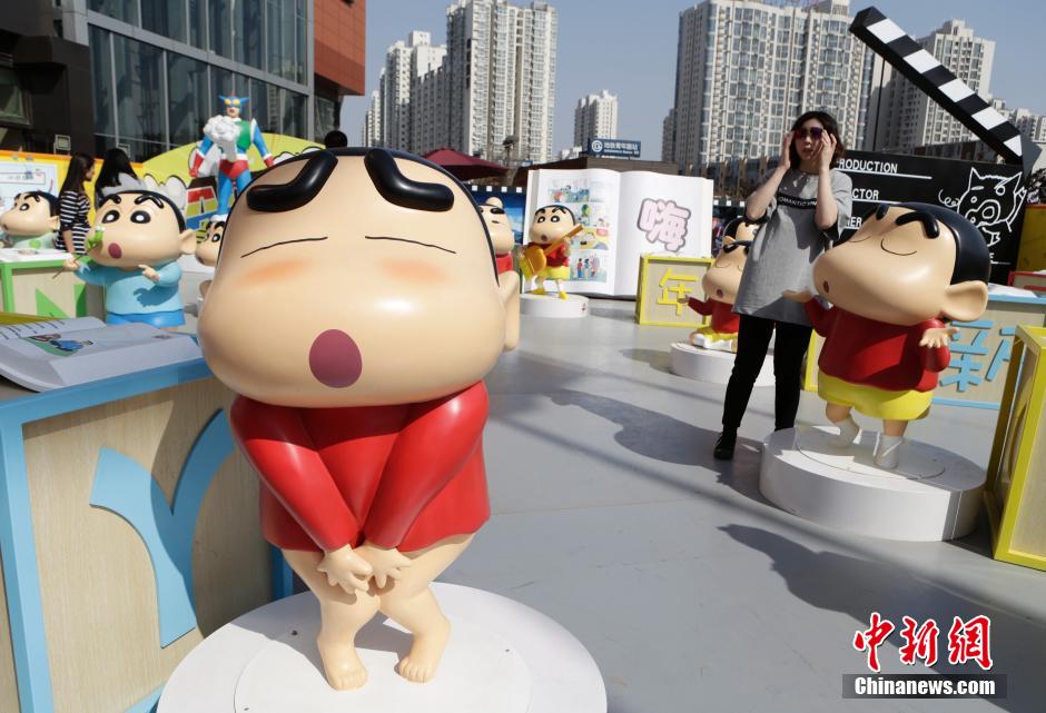 4月22日，游客參觀蠟筆小新特展?！跋灩P小新25周年紀(jì)念特展”日前在北京開展