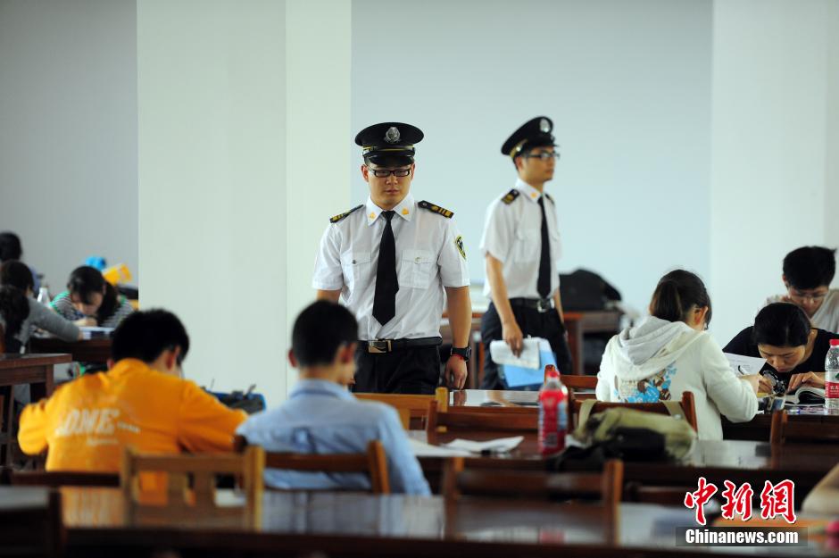 5月8日，武漢輕工大學(xué)圖書館保安黃凱、萬文杰在圖書館巡查。中新社發(fā) 張暢 攝