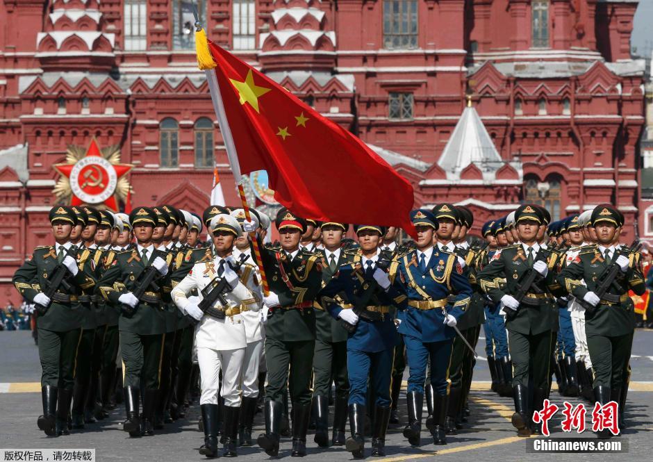 解放軍三軍儀仗隊(duì)參加紅場(chǎng)閱兵。