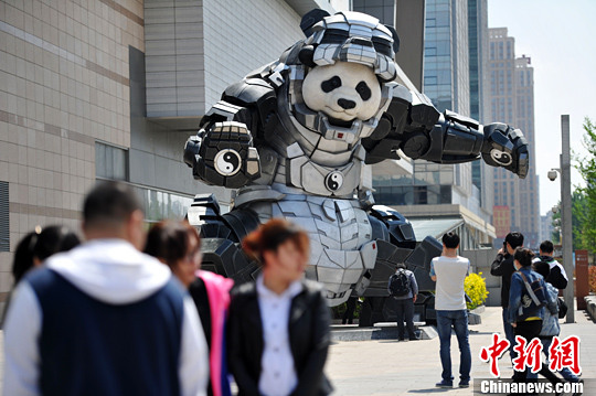 5月9日，遼寧沈陽(yáng)，一商城門前廣場(chǎng)上驚現(xiàn)7米多高的熊貓鋼鐵俠，吸引不少人駐足拍照。