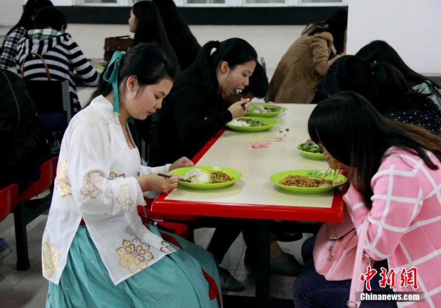 圖為穿漢服在食堂吃飯的胡雅潔。