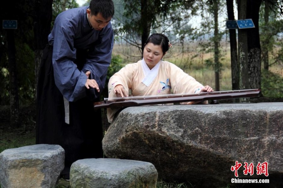 在校園里撫琴的“神雕俠侶”。