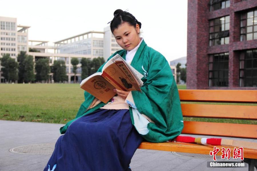 穿漢服在校園讀書的胡雅潔。